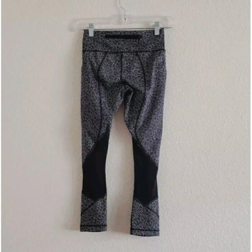 Lululemon Pace Rival Crop Freckle Flower Black White Leggings Size 2